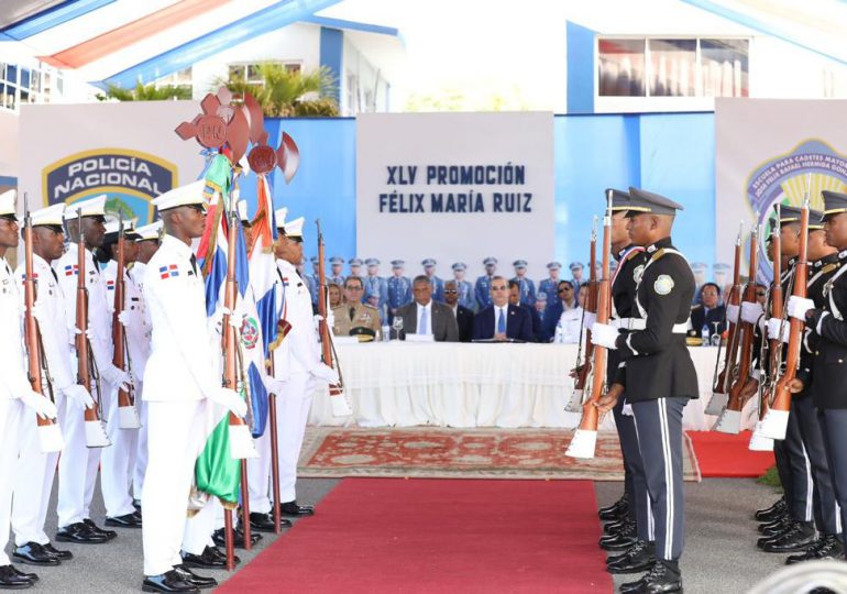 <em>Presidente Abinader encabeza graduación de 31 cadetes de la Policía Nacional</em>