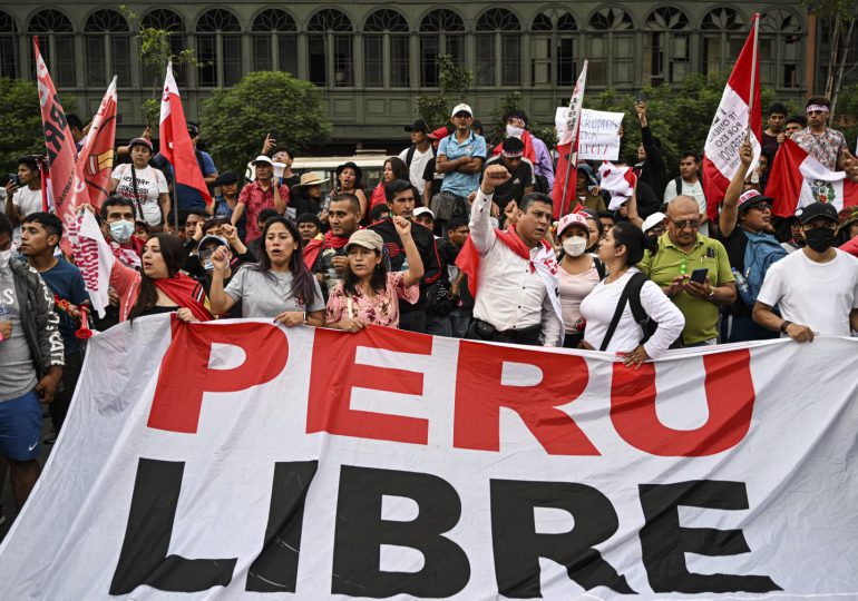 Dos muertos en protestas contra presidenta de Perú y en reclamo de elecciones