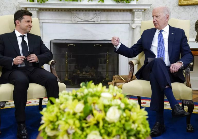 Biden reafirma apoyo a Ucrania en conversación con Zelenski