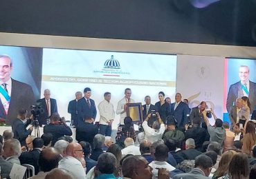 Hacendados y agricultores entregan Medalla de Honor al Mérito al presidente Abinader y productores agropecuarios