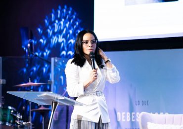 Pastora Yesenia Then presenta su noveno libro “Lo que debes hacer cuando no sabes qué hacer”