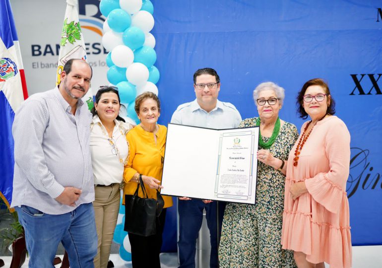 Familia Sanz Lovatón recibe homenaje póstumo a doña Zaida Ginebra