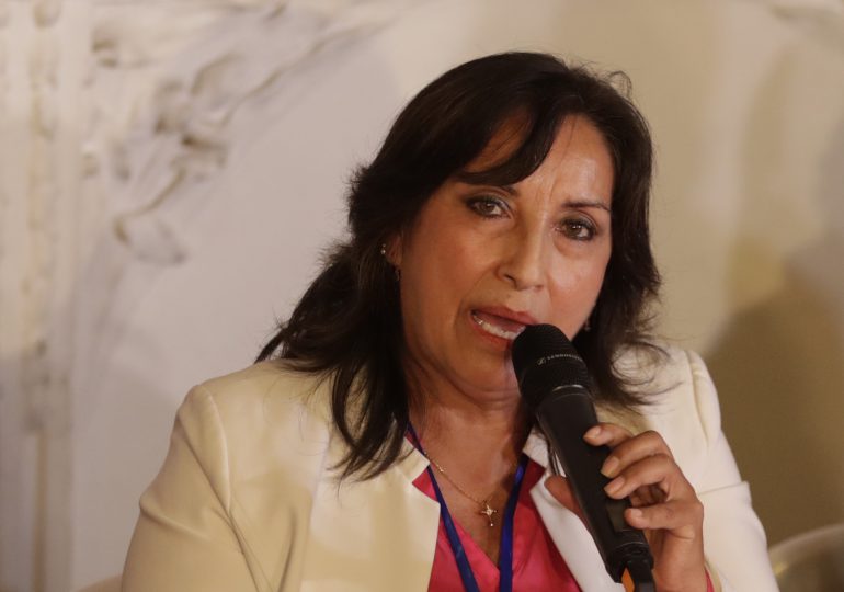 Dina Boluarte juró como nueva presidenta del Perú