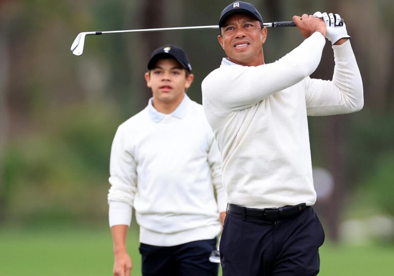 Tiger Woods prioriza jugar con su hijo pese al riesgo de una recaída