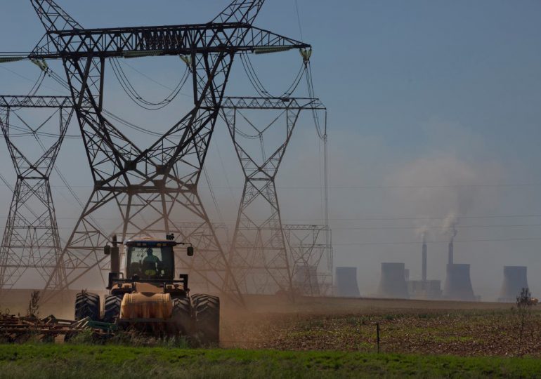 Gobierno de Sudáfrica desplegará al ejército para proteger centrales eléctricas