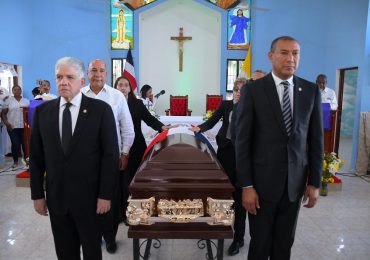Senadores realizan guardia de honor en funeral del exsenador Francisco Jiménez Reyes