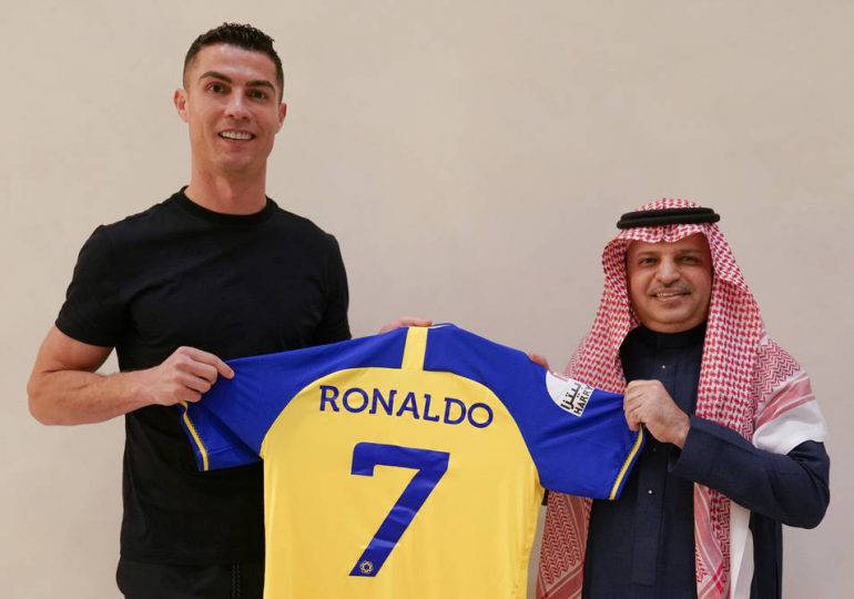 Cristiano Ronaldo firma con el club saudita Al Nassr hasta 2025