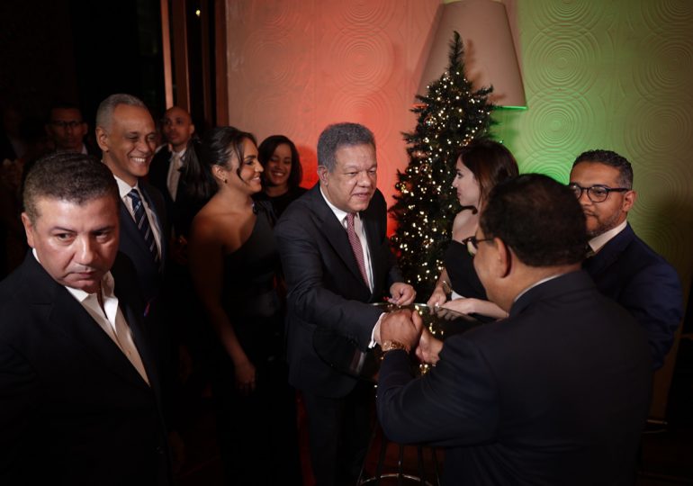 Leonel Fernández recibe las navidades junto a periodistas y comunicadores del país