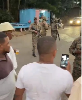 VIDEO | Denuncian capitán de Ejército impide adquirir combustible para beneficiar contrabandistas en Dajabón