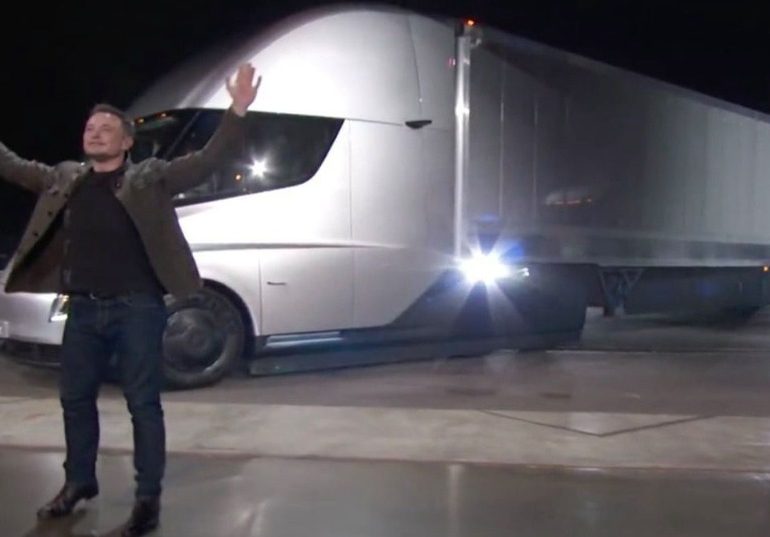 Con Musk al volante, Tesla entrega su primer camión eléctrico, "el Semi"