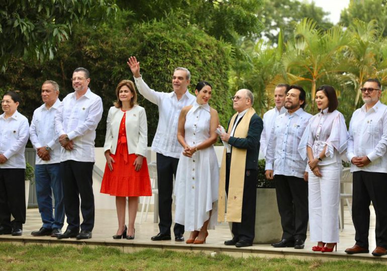 Presidente Abinader encabeza acto de bendición en casa presidencial de Santiago