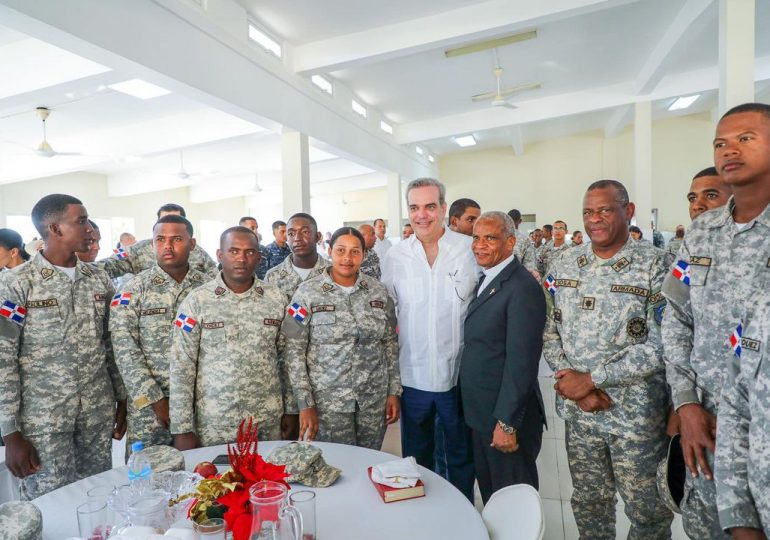 <strong>Presidente Abinader almuerza con miembros de la Armada en Base Naval Las Calderas</strong>