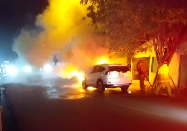 Marihuana provoca incendio en vehículo y ocupantes escapan en Dajabón