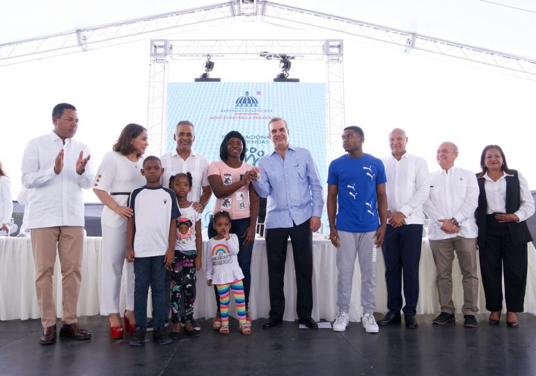 Gobierno entrega 144 apartamentos Familia Feliz en Ciudad Altos de la Riviera por más de RD$102 millones