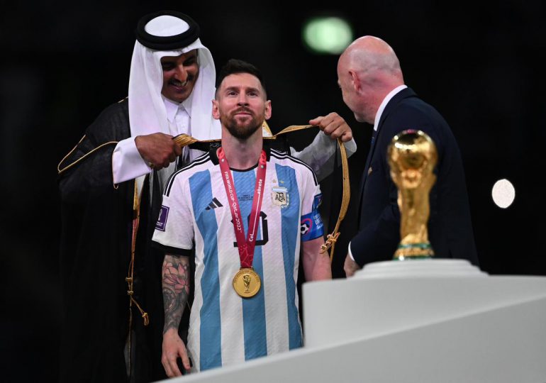 ¿Cuál es el significado de la túnica que lució Lionel Messi al levantar la copa del Mundial Qatar?