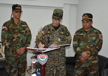 Ministro de Defensa visita sede Comisión Militar y Policial de Obras Públicas