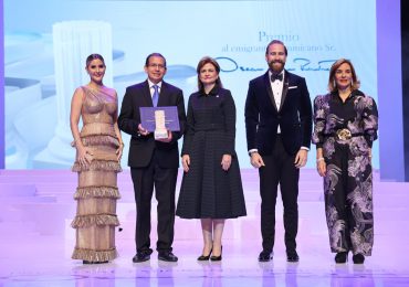 <strong>MIREX entrega cuarta edición del Premio al Emigrante Dominicano Sr. Oscar de la Renta al médico Rubén Peralta Rosario</strong>