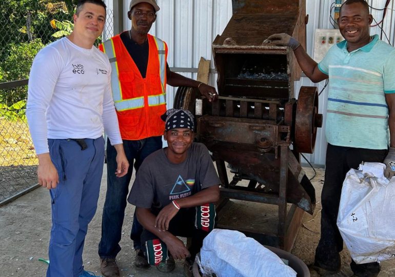 De buzos a micro empresarios: Instalan planta de reciclaje en vertedero de Samaná