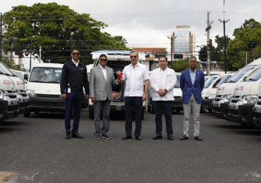 Presidente Abinader entrega 58 vehículos al Servicio Nacional de Salud