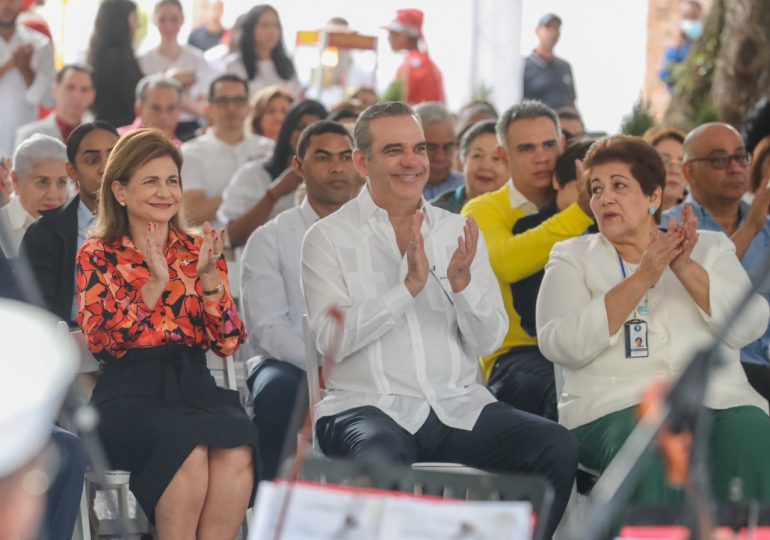 Presidente Abinader y vicepresidenta Peña comparten con vecinos de la Casa Presidencial de Santiago