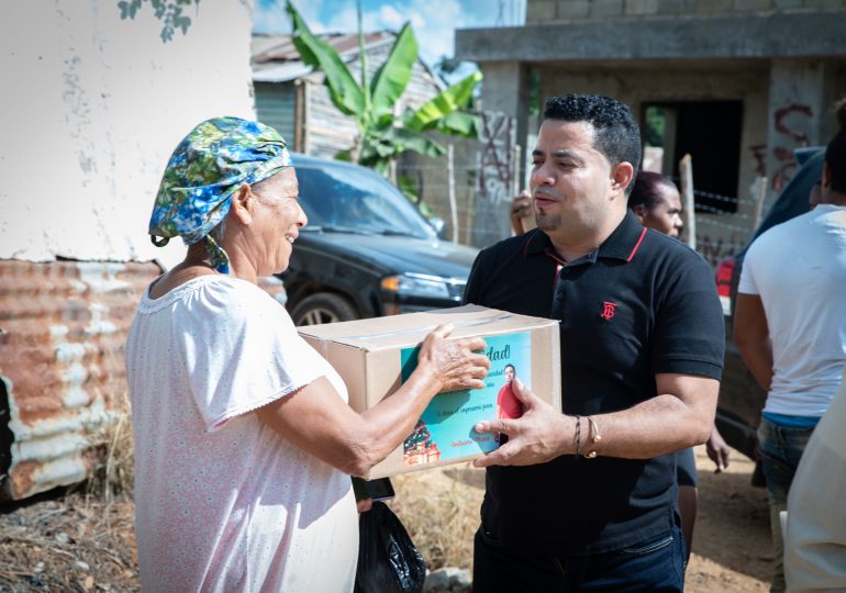 Empresario Ambiorix Mena entrega canastas navideñas a familias de escasos recursos en Cotuí