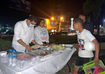 Pastor Dio Astacio realiza cena con transeúntes y limpiabotas de Santo Domingo Este