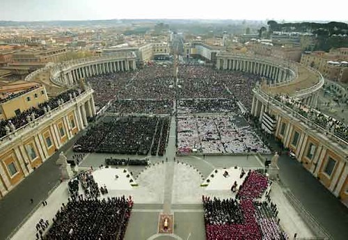 Preparar el funeral de un expapa, una primicia para el Vaticano