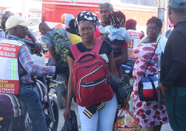 Miles de haitianos llegan a la frontera por Dajabón para volver a su país; piden refuerzo para evitar retorno