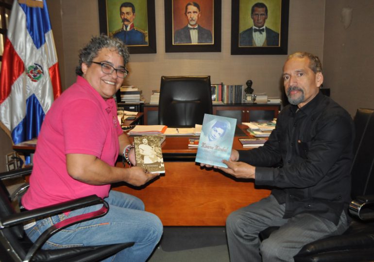 Efemérides Patrias dona libros a la Biblioteca Dra. Minerva Mirabal