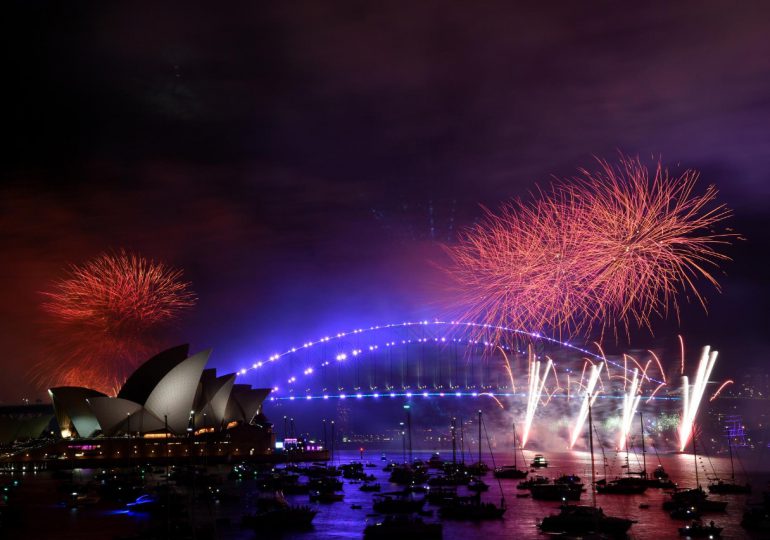 Australia celebra llegada del 2023 con show de fuegos artificiales