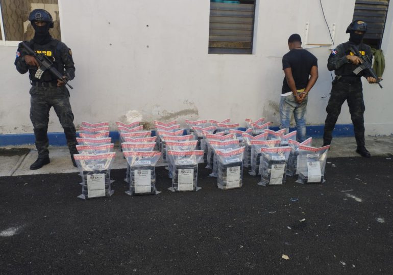 Autoridades incautan 212 paquetes de presumiblemente cocaína en la provincia Peravia