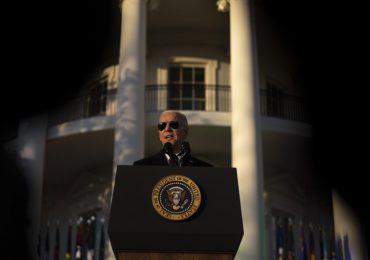 Biden dice que EEUU tiene la "obligación moral" de regular más las armas de fuego