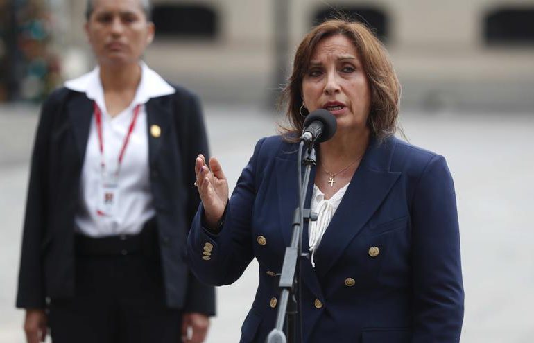 Presidenta de Perú descarta renuncia y "exige" al Congreso adelanto de elecciones