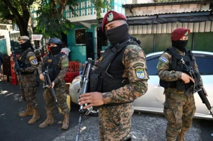 Bukele despliega 2.000 militares y cerca dos barriadas de San Salvador en lucha contra pandillas