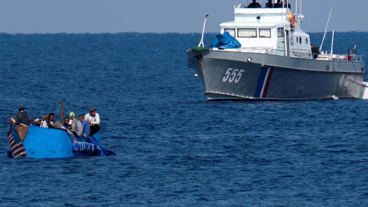 Balseros cubanos auxiliados por guardafronteras en pleno malecón de La Habana