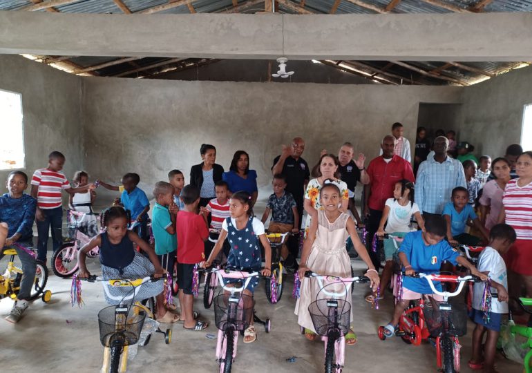 Federación de Capellanes entrega a niños Donativos  en Yamasa
