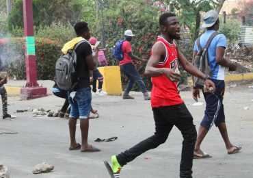 VIDEO | Nacionales haitianos enfrentan a tiros y pedradas a miembros de Migración en Santiago