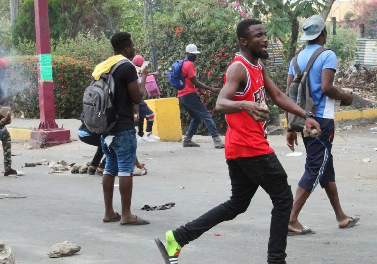 VIDEO | Nacionales haitianos enfrentan a tiros y pedradas a miembros de Migración en Santiago