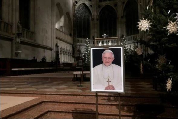El expapa Benedicto XVI, en estado grave pero "estable" y "lúcido"