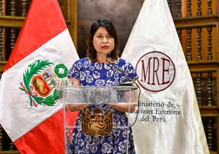Gobierno de Perú declara persona non grata a embajador de México tras asilo a familia de Castillo