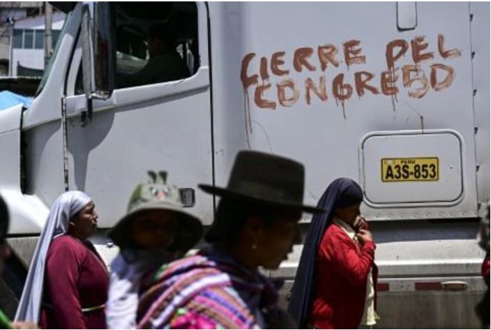 Parlamento de Perú decide si adelanta elecciones para atenuar crisis
