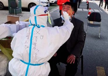 El covid "se propaga rápidamente" en China tras suavizar medidas, alerta epidemiólogo