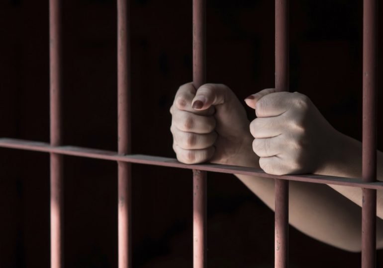 Dictan tres meses de prisión preventiva a mujer que se grabó golpeando a su hija de tres años