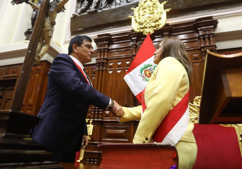 Quién es Dina Boluarte, la primera mujer en asumir la presidencia de Perú