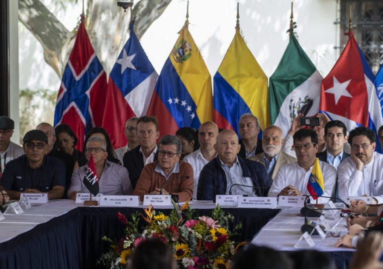 Gobierno de Colombia y guerrilla ELN discutirán cese al fuego en febrero en México