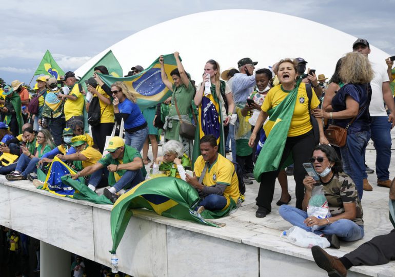 Fiscalía de Brasil pide investigar el papel de Bolsonaro en los disturbios en la capital