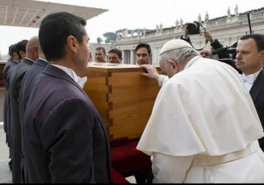 El adiós a Benedicto XVI; El Papa: “Padre, en tus manos encomendamos su espíritu”