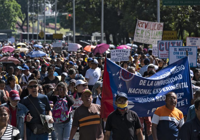 "¡Que me paguen en divisas!": profesores de Venezuela exigen mejores salarios