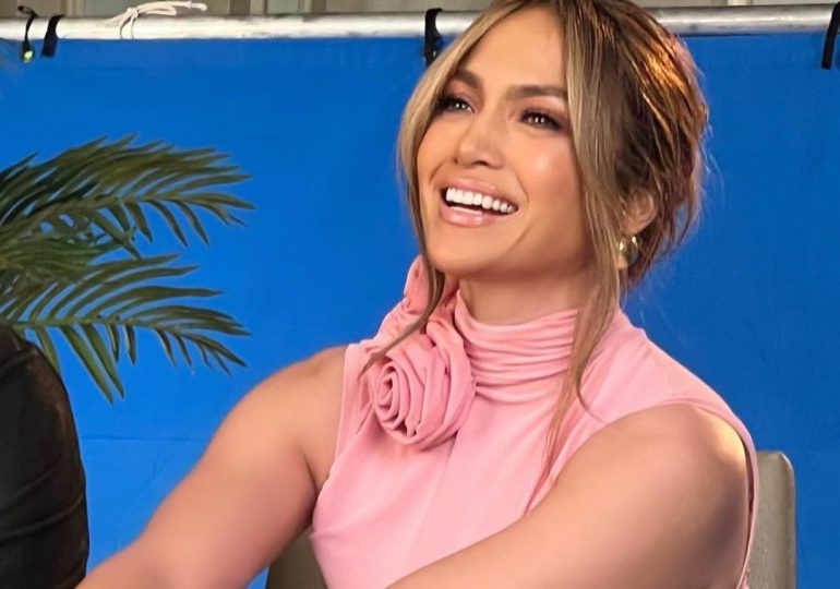 Jennifer López deslumbra con un ajustado vestido rosa