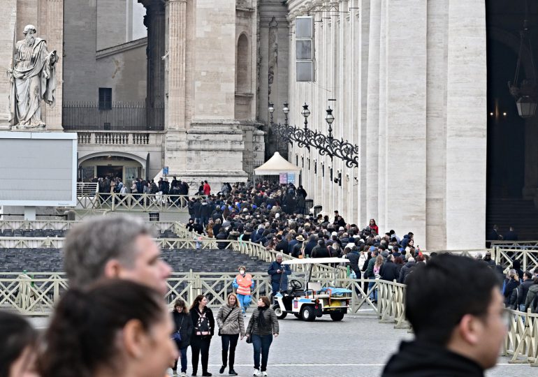 Miles de fieles desfilan para despedir a Benedicto XVI en la basílica de San Pedro